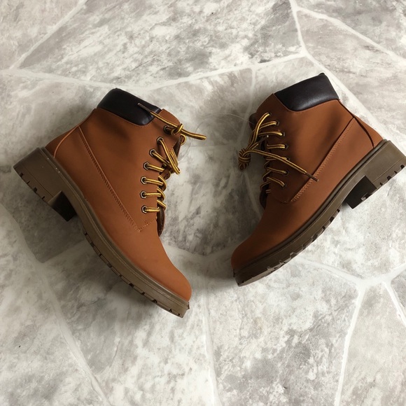 Shoes - NWOT tan lace up light Weight boots